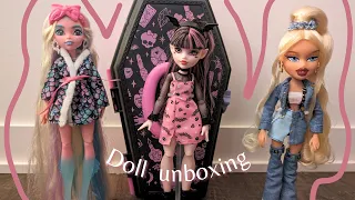 Unboxing various dolls!