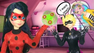 LADYBUG HAS A MINI FIDGET SPINNER!!! Chloe gets Akumatized Ladybug Miraculous ladybug doll episode