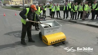 Демонстрация дорожных работ с применением технологий и оборудования для ямочного ремонта