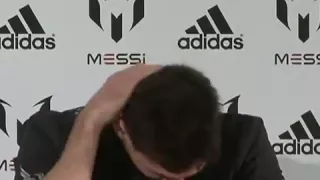 Lionel Messi demonstra timidez em rara e concorrida entrevista coletiva