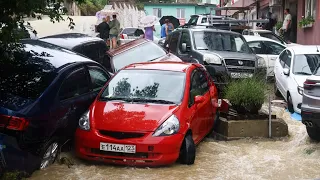 Машины смывало с дорог. Эвакуированы жители поселка Мирный. Наводнения затопили Краснодарский край