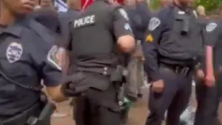 US-Polizist spuckt auf Palästina-Flagge