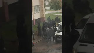 Хапун в Жодино. Омоновцы вылавливают участников мирной акции по дворам, крышам и подъездам.