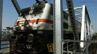 130 KMPH Extremely Dangerous: High Speed WAP-7 Punjab Mail Cuts Huge Curve and Shakes Iron Bridge !!