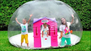 Vlad y Niki se divierten en la casa inflable - Historias divertidas para niños