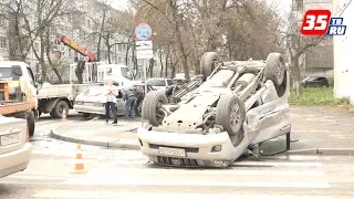 В центре Вологды перевернулся внедорожник