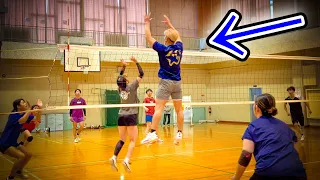 (Volleyball match) Bodybuilder jumps too much and looks synthetic