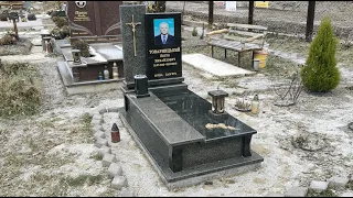 Одинарний гранітний пам'ятник з букинського габра і човнової. Виробник компанія "Спокій".