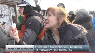 Жінки на Майдані розливають коктейлі Молотова [Відео]