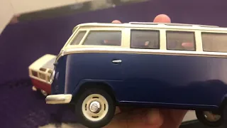 Kinsmart Volkswagen bus 1962 red and blue