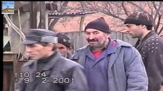 Алхан-Юрт.09/02/2001.Жители села,восстанавливают электричество.