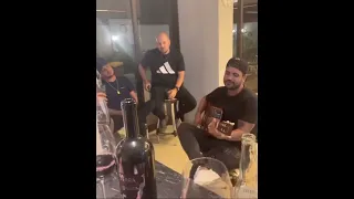 Ícaro e Gilmar e Fred e Fabrício cantando sucesso de Zezé de Camargo