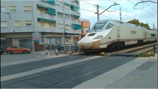 Trenes en el paso a nivel de Alfafar