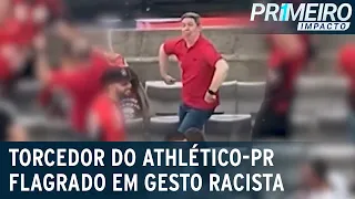 Torcedor do Athletico-PR é flagrado em gesto racista | Primeiro Impacto (09/05/23)