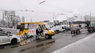 В Днепре авария на съезде с Нового моста на Правый берег, напротив ТЦ Мост Сити