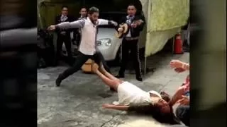 Vídeo: mulher desmaia após ser pedida em casamento
