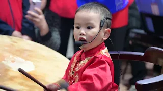 福建湄洲岛3岁小神童鼓手 带着前世记忆来的。边打边唱 师姐打错，还提醒她打错一个“仓”，真的是聪明过人。网友都称为：灵魂鼓手 ！