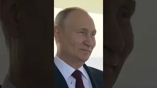 Путин запускает поднятие флагов в Петербурге