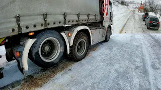 Движение в колонне через перевал в Норвегии на цепях!