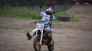Un niño de 6 años experto en el motocross sorprende al público