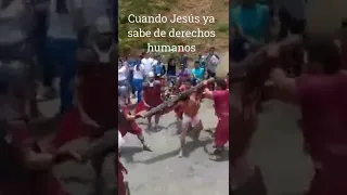 Jesús se emputa en viacrucis 😂