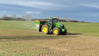 NAWOZY 2024 W CIĘŻKICH WARUNKACH !!! Pierwszy wjazd JohnDeere na pole w nowym sezonie!