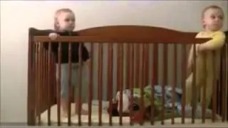 Video de bebes graciosos Escapando de su cuna