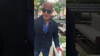 L’attore americano Stanley Tucci in Puglia, incantato da fave e cicorie: “Incredible…”