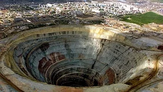 Кимберлитовая трубка Мир (Якутия) - один из самых большых алмазных карьеров в мире