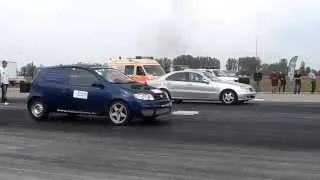 Felker Piros Fiat Punto vs Mercedes