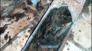 Забитая канализация труба в разрезе, вид внутри