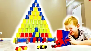 Сбиваем Пирамиду из Стаканчиков Pretend play with Nerf Nitro and Colored Cups Wall