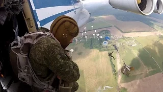 Десантирование 3 человека в секунду (Прыжки с парашютом из самолёта на скорости 400 км/час)