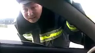 Пьяный мент) хах  веселый мужик)) | Drunk police officer