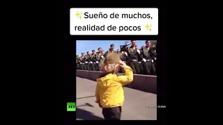 Increíble Niño Saludando A Los Soldados ✌️ Fantástico 💯