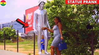 😂😂😂She Thought It Was A Statue! Silver Man Statue Prank. Hilarious!