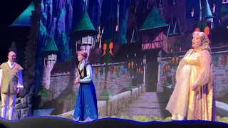 Disney World Hollywood Studios Live Action Frozen Sing-A-Long / Elsa, Anna, Kristoff, Olaf PART ONE