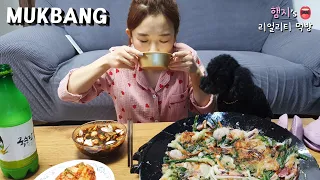 Real Mukbang:) Seafood pajeon🥗 and makgeolli(rice wine🍾)are fantastic combinations.😱😍