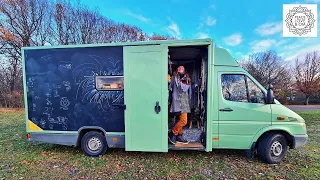 Cross sleep for tall people - Karin's Postbus is an apartment on wheels