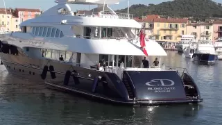 Impressionnant amarrage de Blind Date à Saint-Tropez