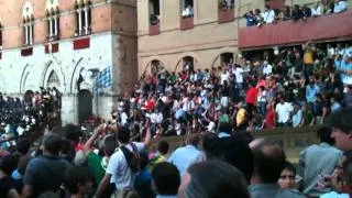 palio di siena luglio 2011 curva del casato.MOV