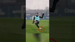 La EXTRAÑA FORMA en la que MESSI está lanzando TIROS LIBRES ¡En Paris TIENEN MIEDO DE UNA LESIÓN!🚨