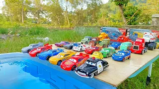 Disney cars toys slide to the blue water | lightning mcqueen toys & minicars convoi