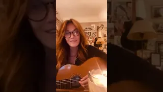 Carla Bruni canta "El Pueblo Unido Jamás Será Vencido" ❤