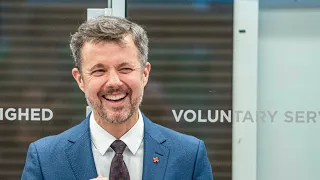 Se kronprins Frederik flække af grin