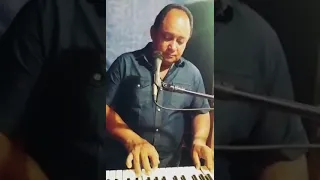 meu irmão Paulo cantando hino voz identica do Roberto Carlos