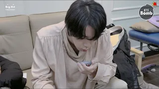 [RUS SUB] [РУС САБ] [BANGTAN BOMB] What's Written on Jin and Jung Kook's stuff? - BTS (방탄소년단)