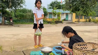 Poor girl. Go to the market to sell fruit, sell mussels, buy more necessities