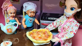 KATYA AND MAX BAKED PIZZA THEMSELVES for a sick mom (Funny family, funny series #dolls #mini kitchen