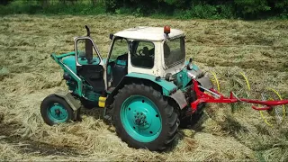 ЮМЗ Ячмінь 2021 Валкуємо сіно ЮМЗ Орел в Бою Ніщо не передбачало Дощу. Сонце жарить все більше